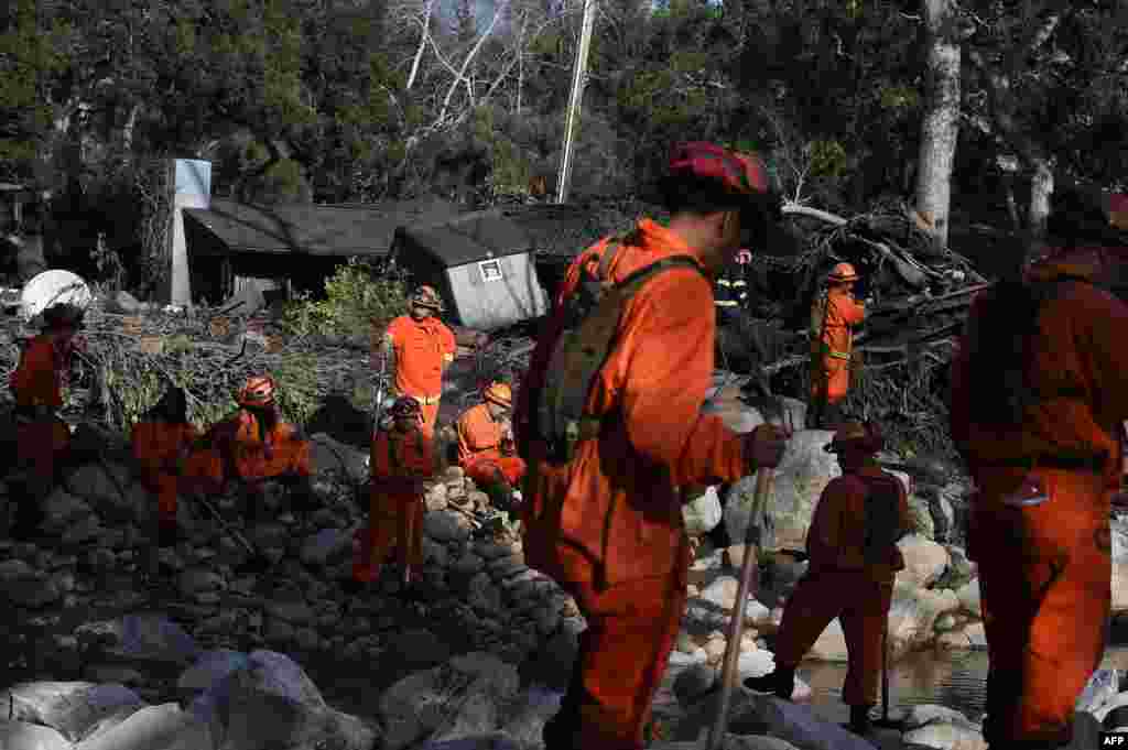 Une équipe de pompiers à la recherche des survivants d'une énorme coulée de boue à Montecito, en Californie, le 10 janvier 2018.