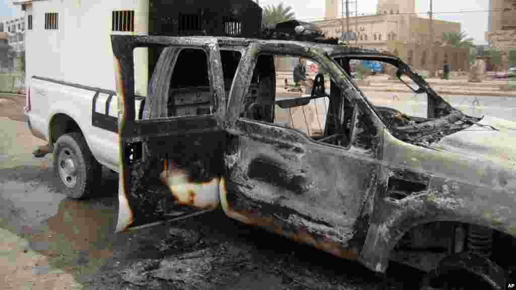 A burned police vehicle left on a major thoroughfare after clashes between Iraqi security forces and al-Qaida fighters in Fallujah, Jan. 5, 2014.