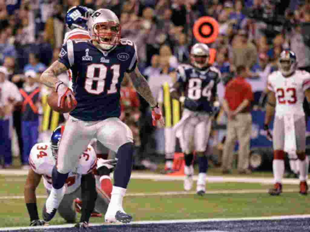 Aaron Hernandez (81) dari New England Patriots merayakan touchdown 12 yard di babak kedua Superbowl XLVI melawan New York Giants (AP).