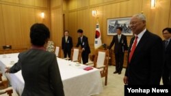 25일 한국 청와대에서 박근혜 대통령을 만난 파월 전 미 국무장관(오른쪽).