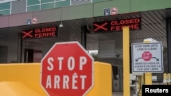 Dos puntos de control fronterizos canadienses se ven cerrados después de que se anunció que la frontera con EE. UU. se cerraría al 'tráfico no esencial', en el Puente de las Mil Islas en Lansdowne, Canadá, el 19 de marzo de 2020.