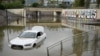 Mobil yang terendam banjir terlihat di pinggiran Kota Barcelona, ​​Castelldefels, 4 November 2024 pada saat hujan deras melanda Catalonia. (Foto: AFP)