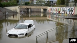 Mobil yang terendam banjir terlihat di pinggiran Kota Barcelona, ​​Castelldefels, 4 November 2024 pada saat hujan deras melanda Catalonia. (Foto: AFP)