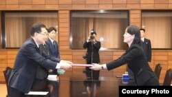 김정은 북한 국무위원장의 동생 김여정 노동당 선전선동부 제1부부장(오른쪽)이 12일 판문점 북측지역 통일각에서 이희호 여사 서거와 관련해, 정의용 청와대 국가안보실장에게 김 위원장이 보내는 조전을 전달하고 있다. 출처: 한국 통일부 
