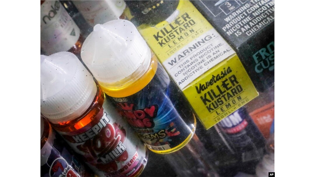 Larutan vaping beraroma di depan etalase di toko vape di New York, 16 September 2019. (Foto: AP)