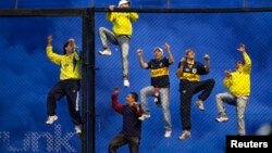 Boca Juniors' fans climb a fence during an Argentine First Division soccer match in Buenos Aires, May 5, 2013.
