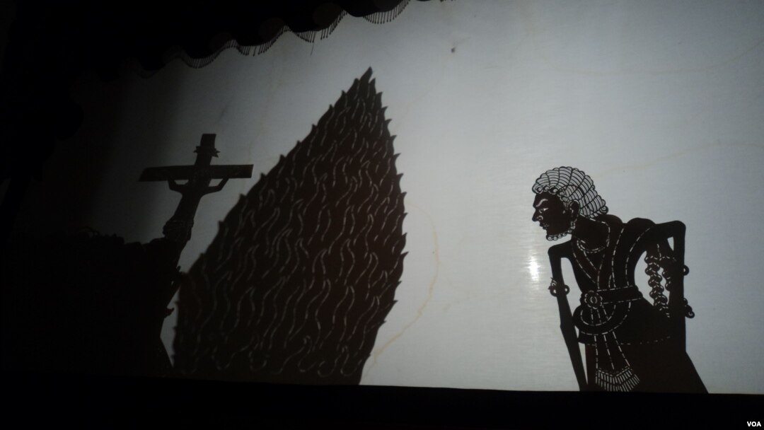 Pentas wayang wahyu menjelang Natal di Solo (14/12). (VOA/Yudha Satriawan) 