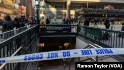 11일 폭탄 공격이 발생한 미국 뉴욕 맨해튼의 버스터미널 인근을 경찰이 통제하고 있다.