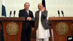 Afghan President Ashraf Ghani, right, shakes hands with Pakistani Prime Minster Nawaz Sharif during a joint press conference at the presidential palace in Kabul, May 12, 2015. 