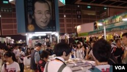 香港書展的會場內其中一書店高挂著中國異議人士諾貝爾和平獎得主劉曉波的巨型海報。(丁力) 