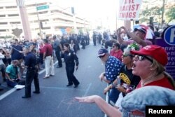 پلیس در فونیکس سعی کرد بین موافقان و مخالفان ترامپ حضور یابد.