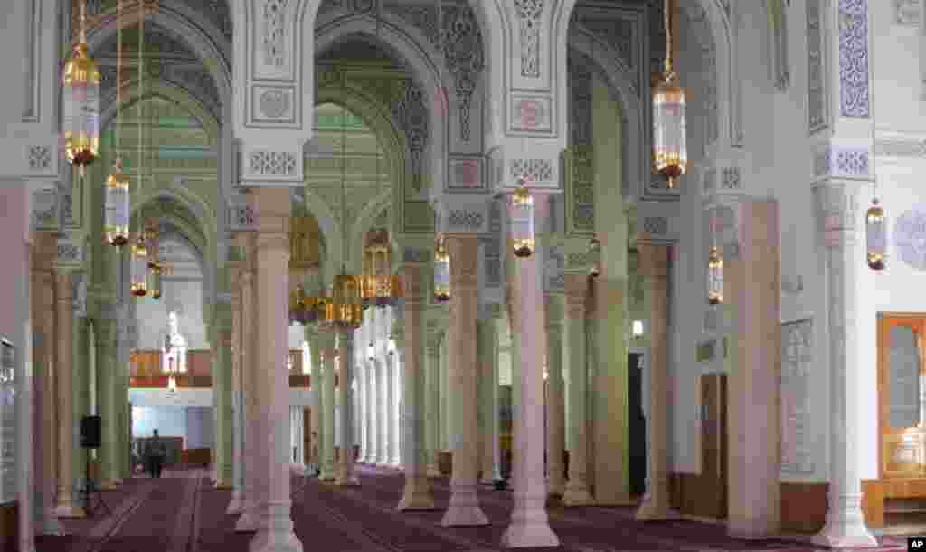 A mosque in Tripoli, once reserved for Gadhafi's inner circle, now open to all is seen in this August, 2011 file photo. (VOA-E. Arrott)