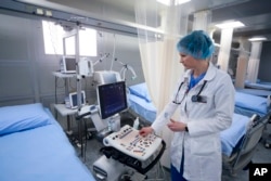 Seorang pekerja medis memeriksa peralatan di Rumah Sakit Klinik Pusat "Pengobatan Kereta Api Rusia", dirancang ulang untuk mmerawat pasien terpapar corona di Moskow, Rusia, 3 April 2020.