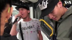 Dos venezolanos cantan en los buses de Bogotá para buscar su sustento diario
