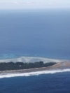 Poto dari udara yang menunjukkan wilaya Tuvalu di Kepulauan Pasifik pada 6 September 2024. Naiknya permukaan air laut akibat krisis iklim mengancam negara-negara kecil seperti Tuvalu. (Foto: Reuters/Kirsty Needham)