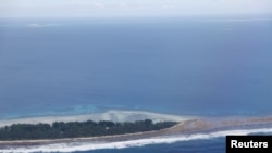 Poto dari udara yang menunjukkan wilaya Tuvalu di Kepulauan Pasifik pada 6 September 2024. Naiknya permukaan air laut akibat krisis iklim mengancam negara-negara kecil seperti Tuvalu. (Foto: Reuters/Kirsty Needham)