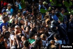 A crowd forms outside the General Command of the Carabobo Police in Valencia, Venezuela March 28, 2018.
