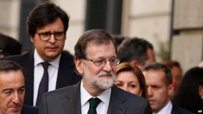 El presidente del gobierno español Mariano Rajoy sale del parlamento tras recibir un voto de no confianza el viernes, 1 de junio, de 2018.