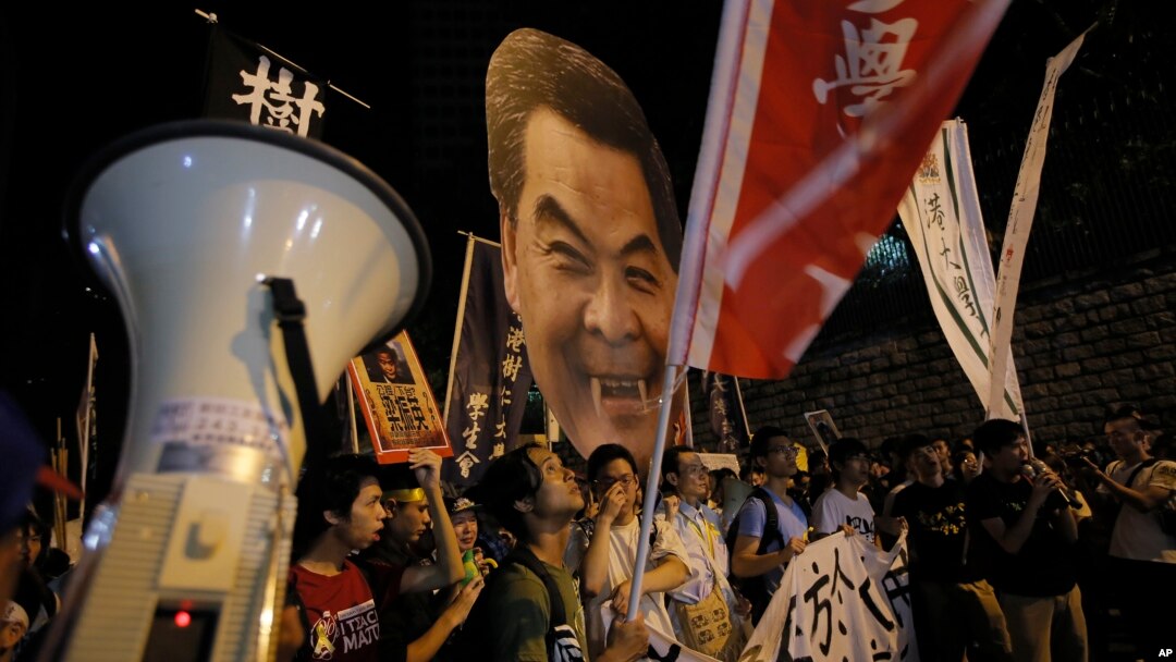 Protes mahasiswa di Hong Kong yang menghadirkan foto karikatur Kepala Eksekutif Leung Chun-ying. (Foto: Dok)