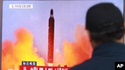 Tư liệu- Một người đàn ông đang xem tin tức về một vụ phóng tên lửa của Bắc Triều Tiên. 