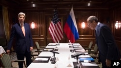 L'Américain John Kerry (g.) et le Russe Sergueï Lavrov (d.) à Vienne, le 23 octobre 2015. (Carlo Allegri/Pool Photo via AP)