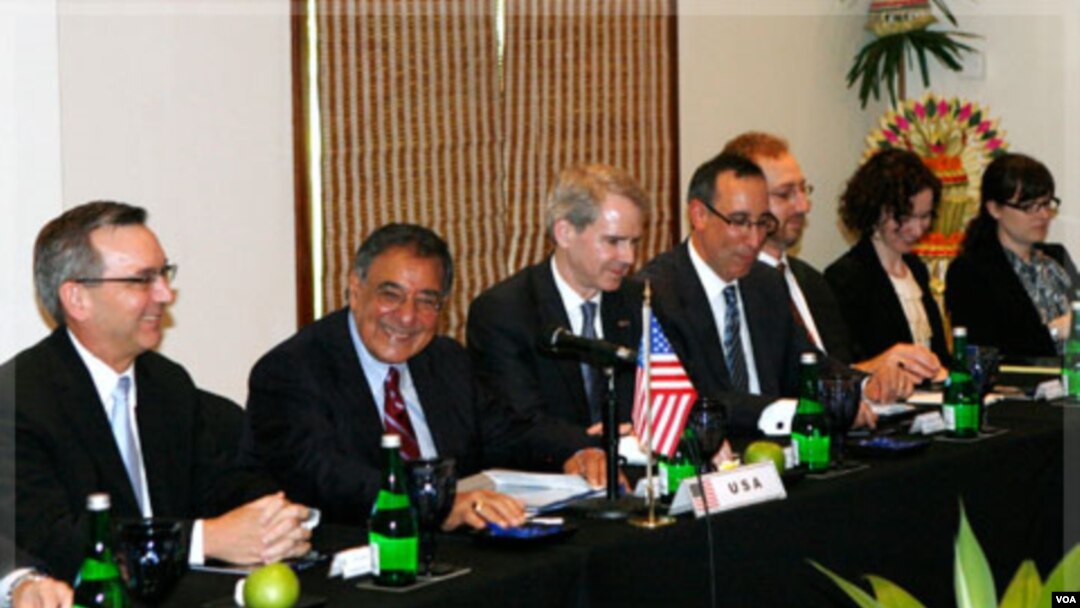 Menteri Pertahanan AS Leon Panetta (kedua dari kiri) duduk di antara delegasi Amerika di Bali (23/10). Panetta bertolak ke Jepang setelah pertemuan dengan sejumlah menteri pertahanan ASEAN di Bali.