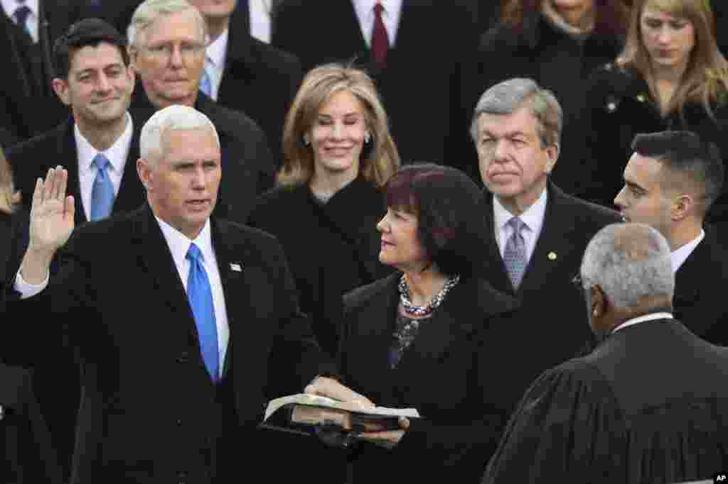 마이크 펜스 미국 부통령(왼쪽)이 20일 워싱턴 DC 국회의사당에서 열린 취임식에서 취임선서를 하고 있다.