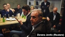 Zdravko Ponoš, predsednički kandidat koalicije Ujedinjeni za pobedu Srbije i članovi opozicije čekaju rezultate u Beogradu, po zatvaranju birališta 3. aprila 2022.