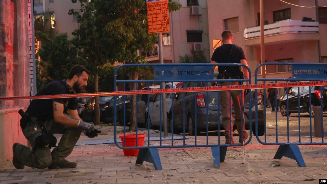 Припадници на израелските безбедносни сили се видени во областа каде што се случи експлозија во Тел Авив на 19 јули 2024 година