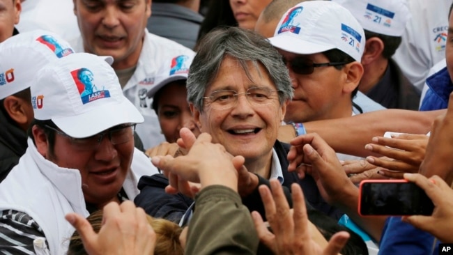Guillermo Lasso, candidato presidencial por el partido Creando Oportunidades (CREO), saluda a sus partidarios antes de un evento de campaña en Quito, Ecuador, el miércoles, 15 de febrero de 2017.