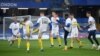 Les joueurs de Brighton portent des t-shirts de l'UEFA Champions League et de la Super League anti-européenne alors qu'ils s'échauffent avant le match de football de la Premier League anglaise entre Chelsea et Brighton et Hove Albion à Stamford Bridge à Londres le 20 avril 2021.