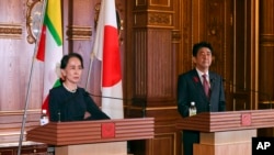 Myanmar's leader Aung San Suu Kyi delivers her speech beside Japanese Prime Minister Shinzo Abe during their joint press remarks following their bilateral meeting at the Akasaka Palace state guest house in Tokyo, Oct. 9, 2018. 