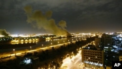 Asap mengepul dari gedung Kementerian Perdagangan di Baghdad sesudah dihantam rudal AS, (20/3/2003). Hari ini (15/3/2013) menandai sepuluh tahun invasi AS ke Irak. 