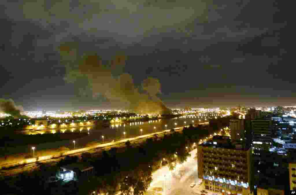 2003年3月20日，在美国领导的对伊空袭期间，一枚导弹击中巴格达的伊拉克贸易部，浓烟从大楼升起。