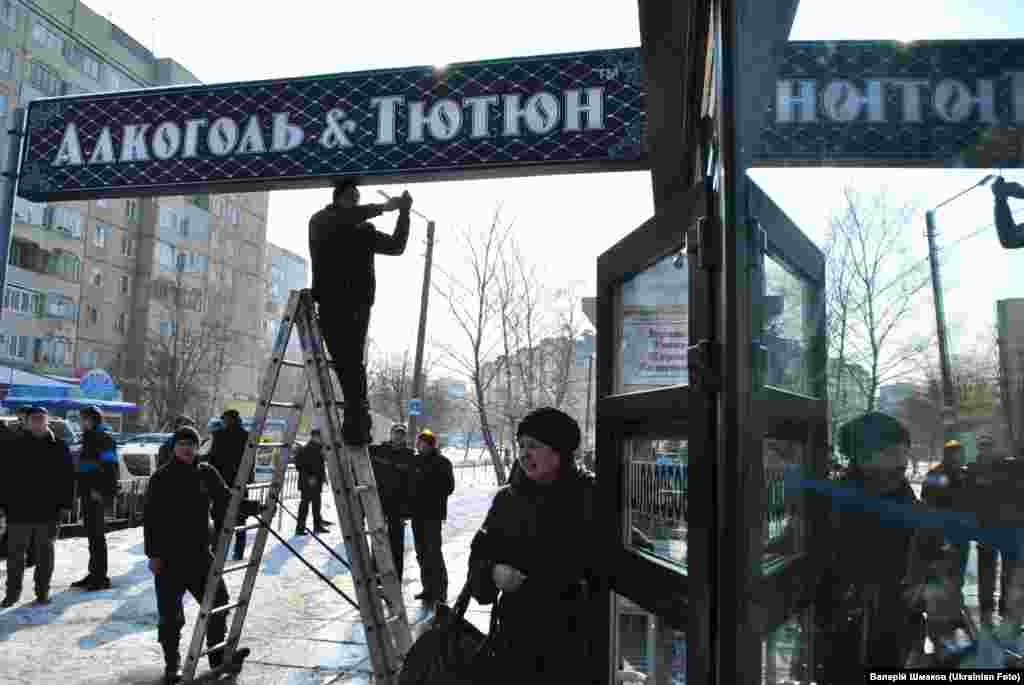 Акція "Алкостоп" у Львові. Активісти провели флешмоб проти незаконної реклами алкоголю