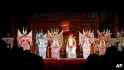 资料照：香港九龙区西九大戏棚上演的一出粤剧。(2012年1月20日)
