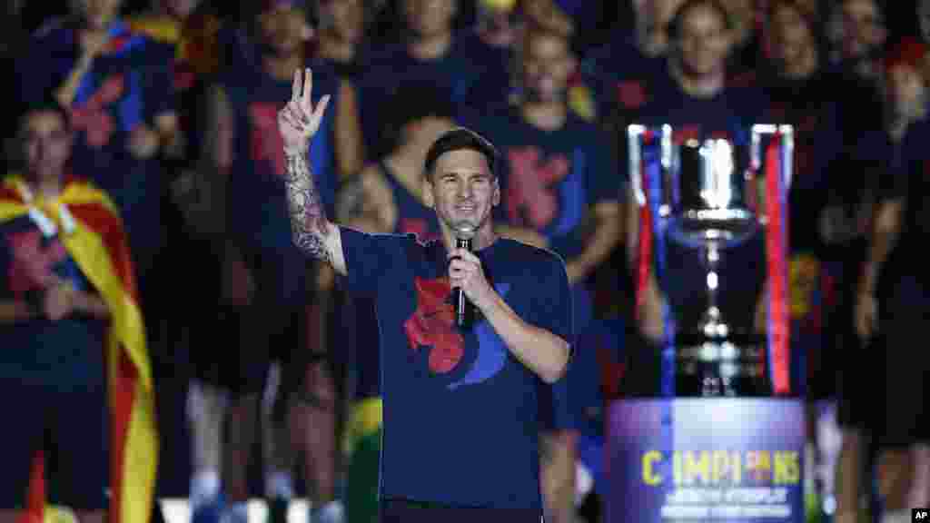 Lionel Messi de Barcelone parle lors des célébrations au stade Camp Nou à Barcelone, Espagne dimanche 7 Juin, ici à 2015 après avoir remporté le match de football finale de Champions League samedi en battant la Juventus Turin 3-1.
