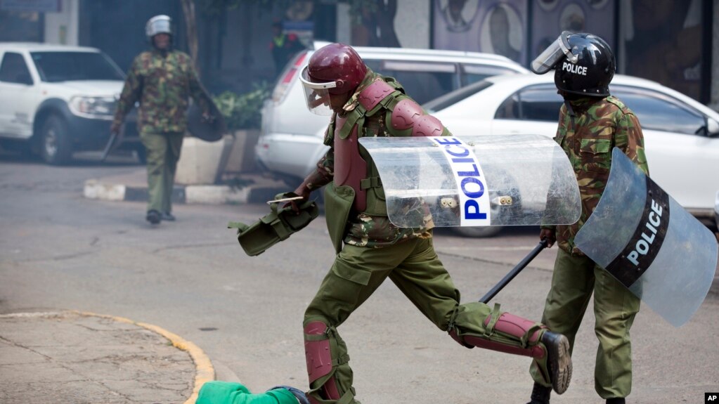 Askari wa Kenya wa kuzuia fujo wakiwadhibiti waandamanaji.