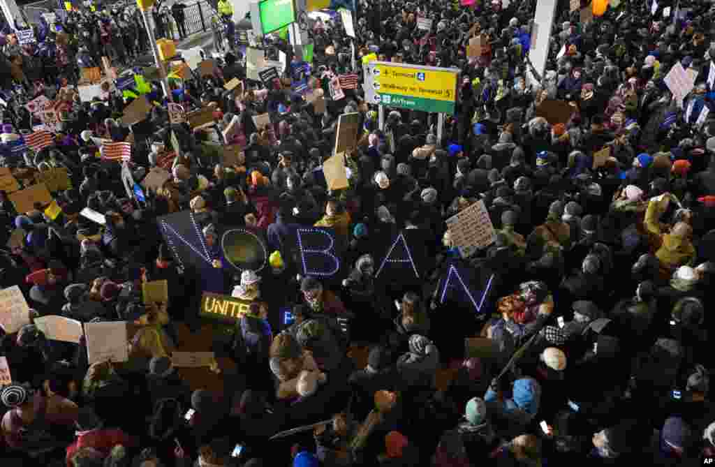 مختلف امریکی ریاستوں میں سینکڑوں لوگوں نے&nbsp;صدر ڈونلڈ ٹرمپ کے امیگریشن کے بارے میں حکم نامے کے خلاف احتجاج کیا ہے۔
