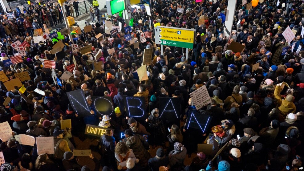 Người biểu tình tụ tập tại Sân bay Quốc tế John F. Kennedy ở Thành phố New York, ngày 28 tháng 1, 2016.