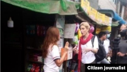 ရန်ကုန်မြို့မှာ ဒေသခံတဦးကို မေးမြန်းနေတဲ့ CNN နိုင်ငံတကာရေးရာ အကြီးတန်းသတင်းထောက် Clarissa Ward.
