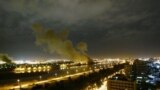 پس از حمله موشکی به رهبری ایالات متحده به وزارت بازرگانی عراق در بغداد، دود از فراز&nbsp; ساختمان آن به آسمان می رود، ٢٠ مارس سال ٢٠٠٣