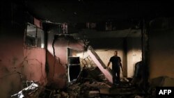 Muškarac provjerava štetu u spaljenoj kući, nakon izraelskog napada na izbjeglički kamp Balata, istočno od okupiranog grada Nablusa na Zapadnoj obali 19. novembra 2023.