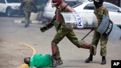 Polisi Kenya menendang seorang demonstran oposisi yang tergeletak di jalan (foto: dok). 