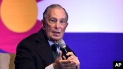 El candidato presidencial democráta, Michael Bloomberg, habla con los defensores del control de armas y las víctimas de la violencia armada en Aurora, Colorado, el jueves 5 de diciembre de 2019.