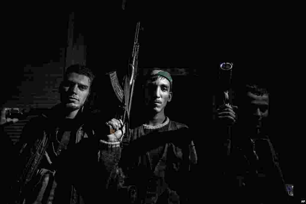 Rebeldes de la unidad Liwa Al Tawhid posan para el fotógrafo.