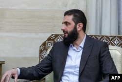 Ahmed al-Sharaa, yang dikenal juga sebagai Abu Mohammed al-Jolan, pemimpin kelompok militan Hayat Tahrir al-Sham (HTS), yang menumbangkan Presiden Suriah Bashir al-Assad, saat bertemu pejabat Inggris di Damaskus, Suriah, 17 Desember 2024. (Foto: SANA/AFP)