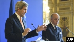 Menteri Luar Negeri AS John Kerry (kiri) dan Menteri Luar Negeri Perancis Laurent Fabius dalam konferensi pers di Paris (7/3). (AFP/Eric Feferberg)
