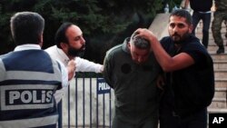 지난해 7월 터키 경찰이 쿠데타 연류 혐의가 있는 용의자를 체포하고 있다.