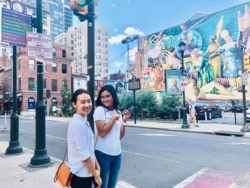 ວຽງສະຫວັນ ໄປທ່ຽວກັບໝູ່ຢູ່ເມືອງ ຟິລາແດລເຟຍ, ລັດ ເພັນຊິລເວເນຍ.